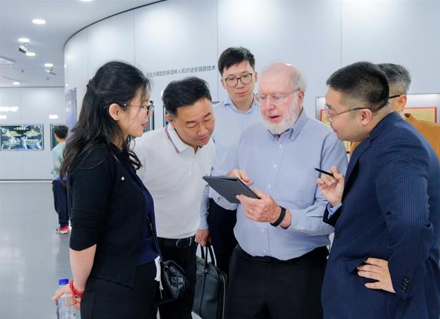 “硅谷精神之父”凱文凱利到訪思必馳，智慧辦公產品成AI應用新亮點